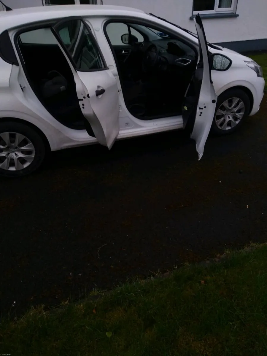 181 Peugeot 208 4 Door 1.2 L - Image 2