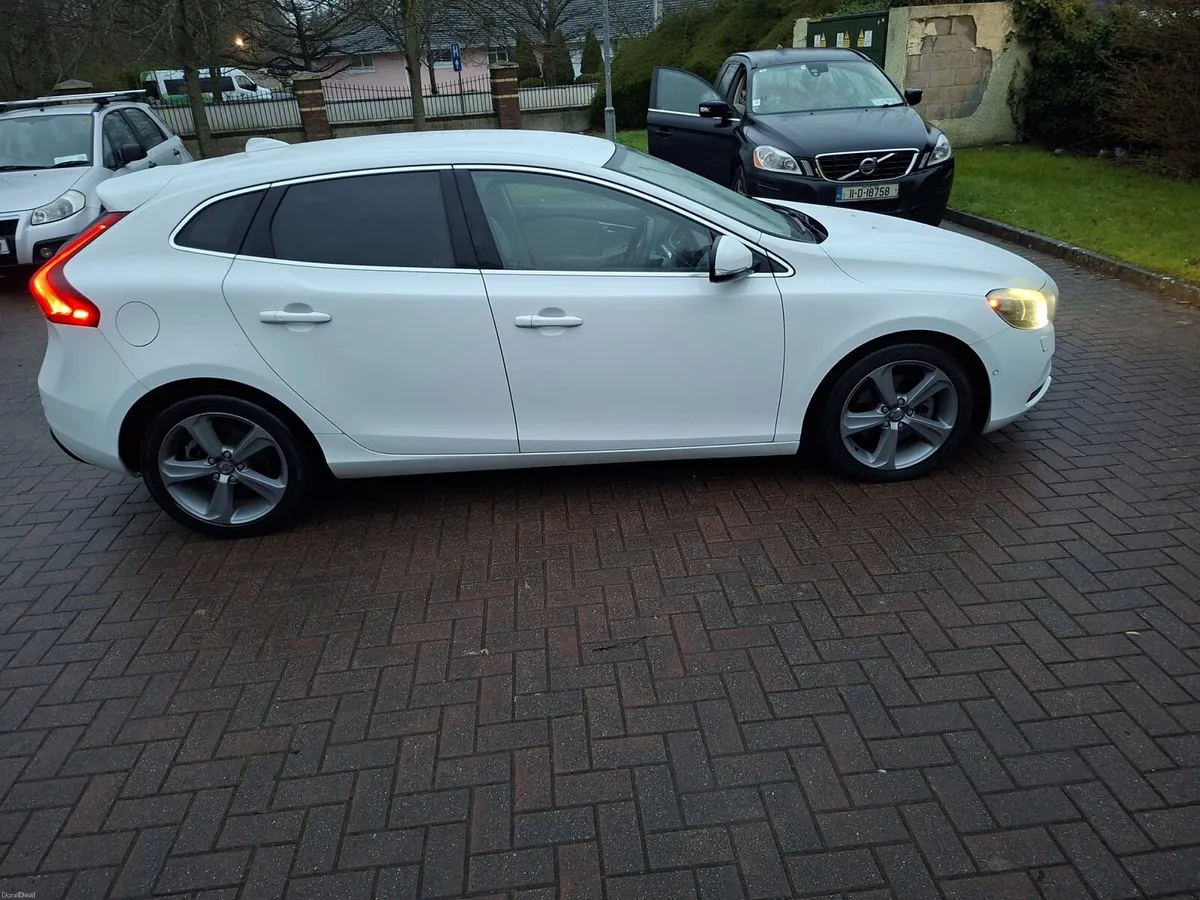 Volvo V-40 1.6 petrol automatic 2013 123000km - Image 1
