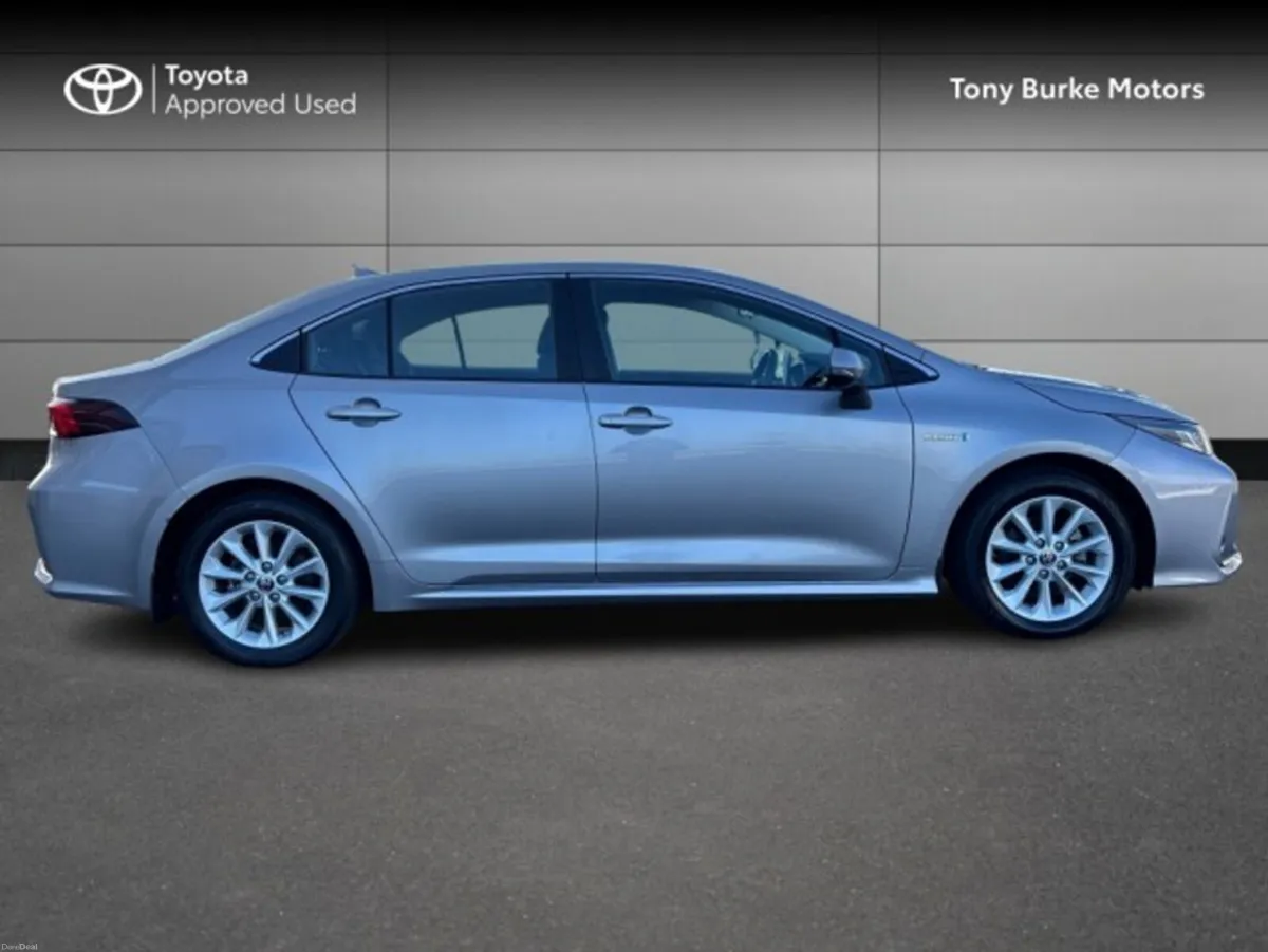 Toyota Corolla Saloon - Luna Edition - 1.8 Hybrid - Image 3