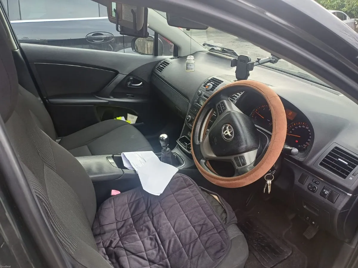 Toyota Avensis 2011 - Image 2