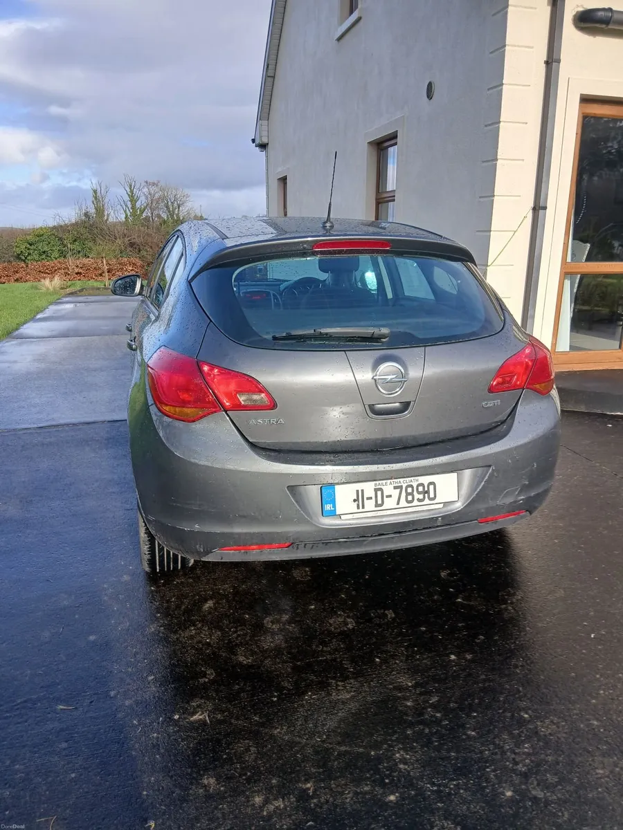 Opel Astra 2011 - Image 1