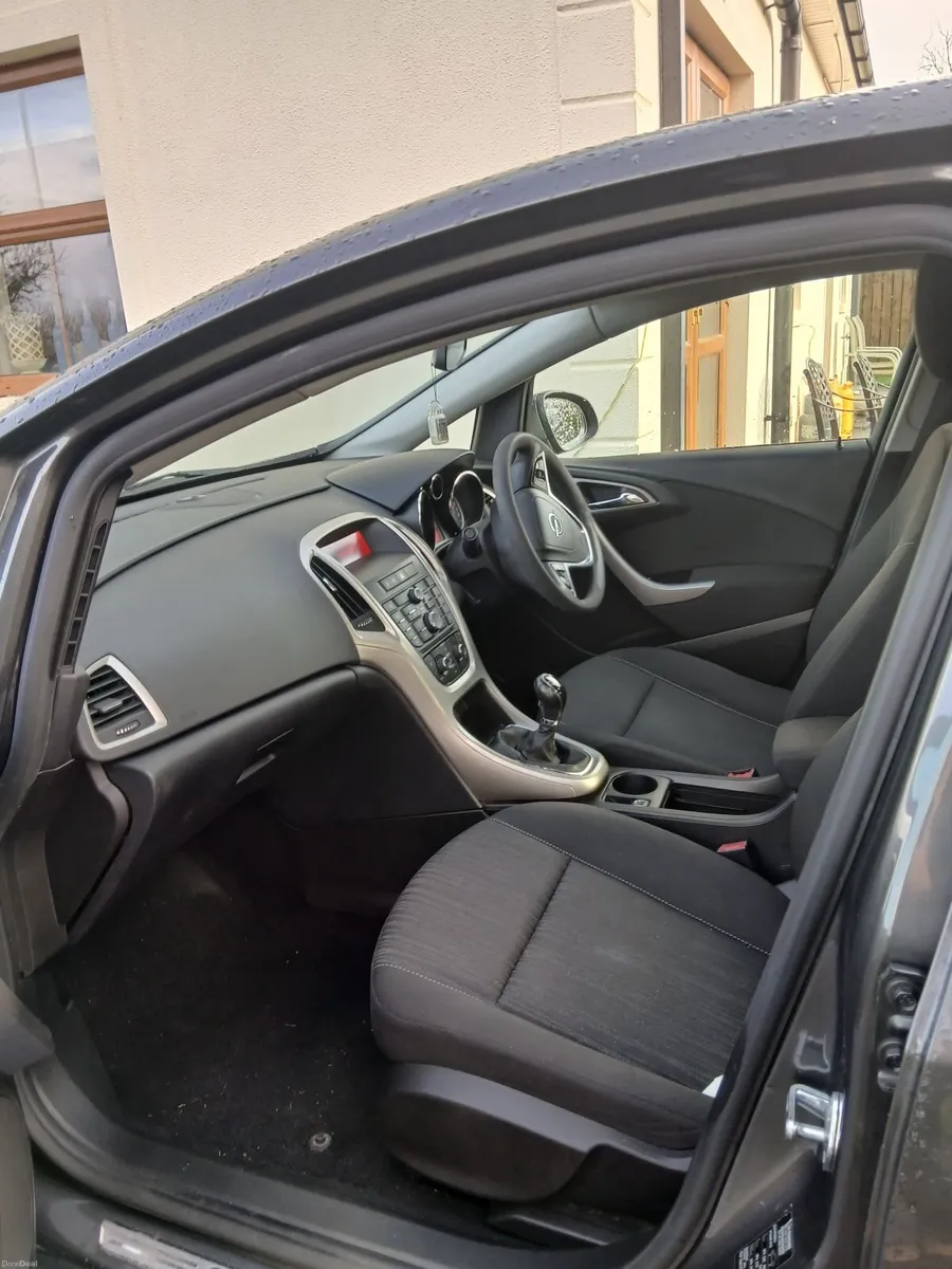 Opel Astra 2011 - Image 2