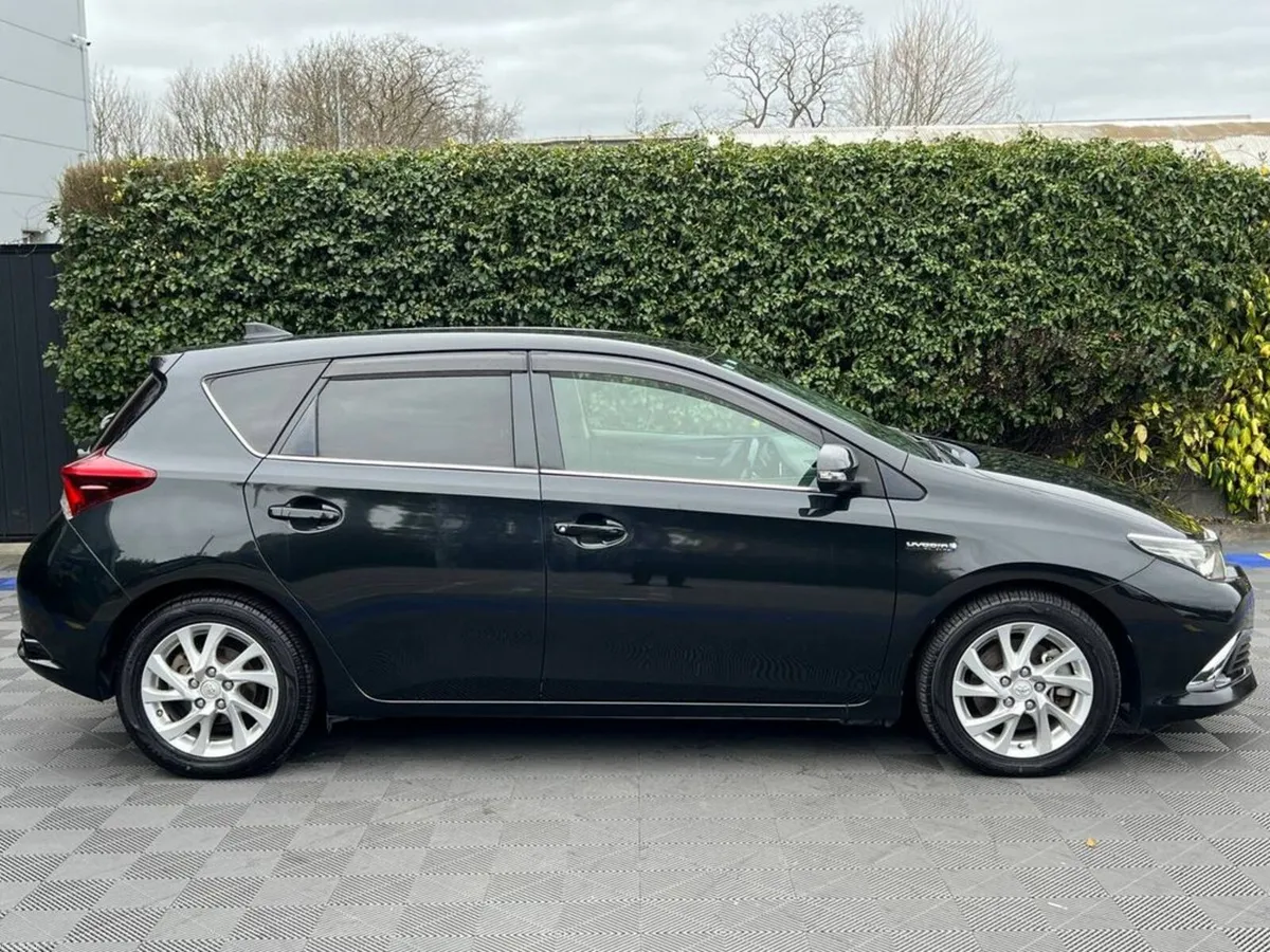 Toyota Auris 1.8 HYBRID // HALF LEATHER INTERIOR / - Image 2