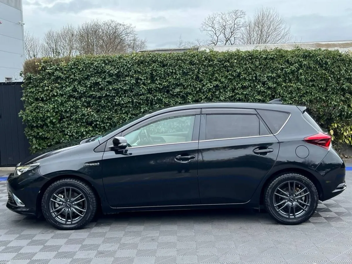 Toyota Auris 1.8 HYBRID // LEATHER HEATED SEATS // - Image 3