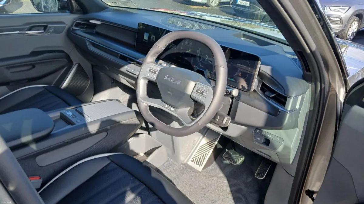 Kia EV9 GT-Line **6 SEATER, DUAL SUNROOF, 360 SURR - Image 3