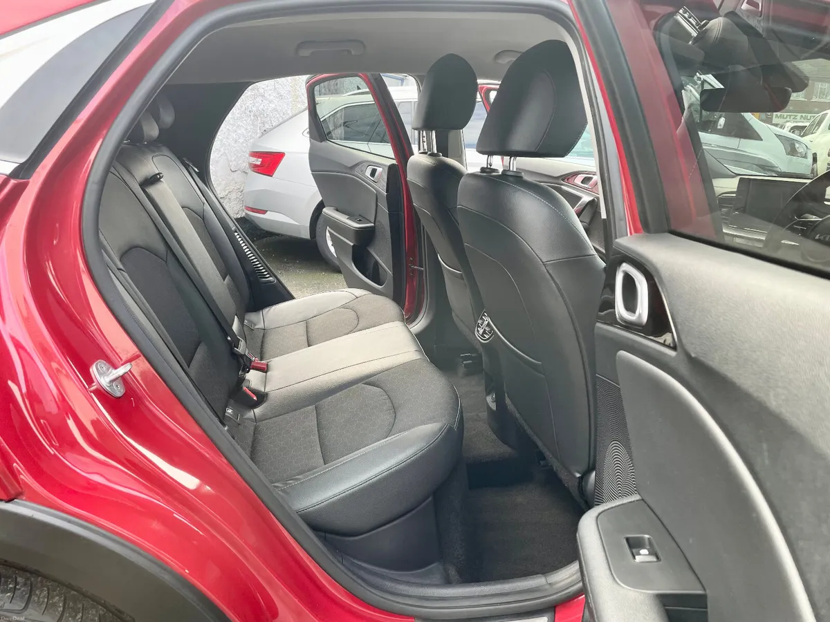 Kia XCeed 1.6 G-DI Petrol PHEV Hybrid Auto,2023 - Image 4