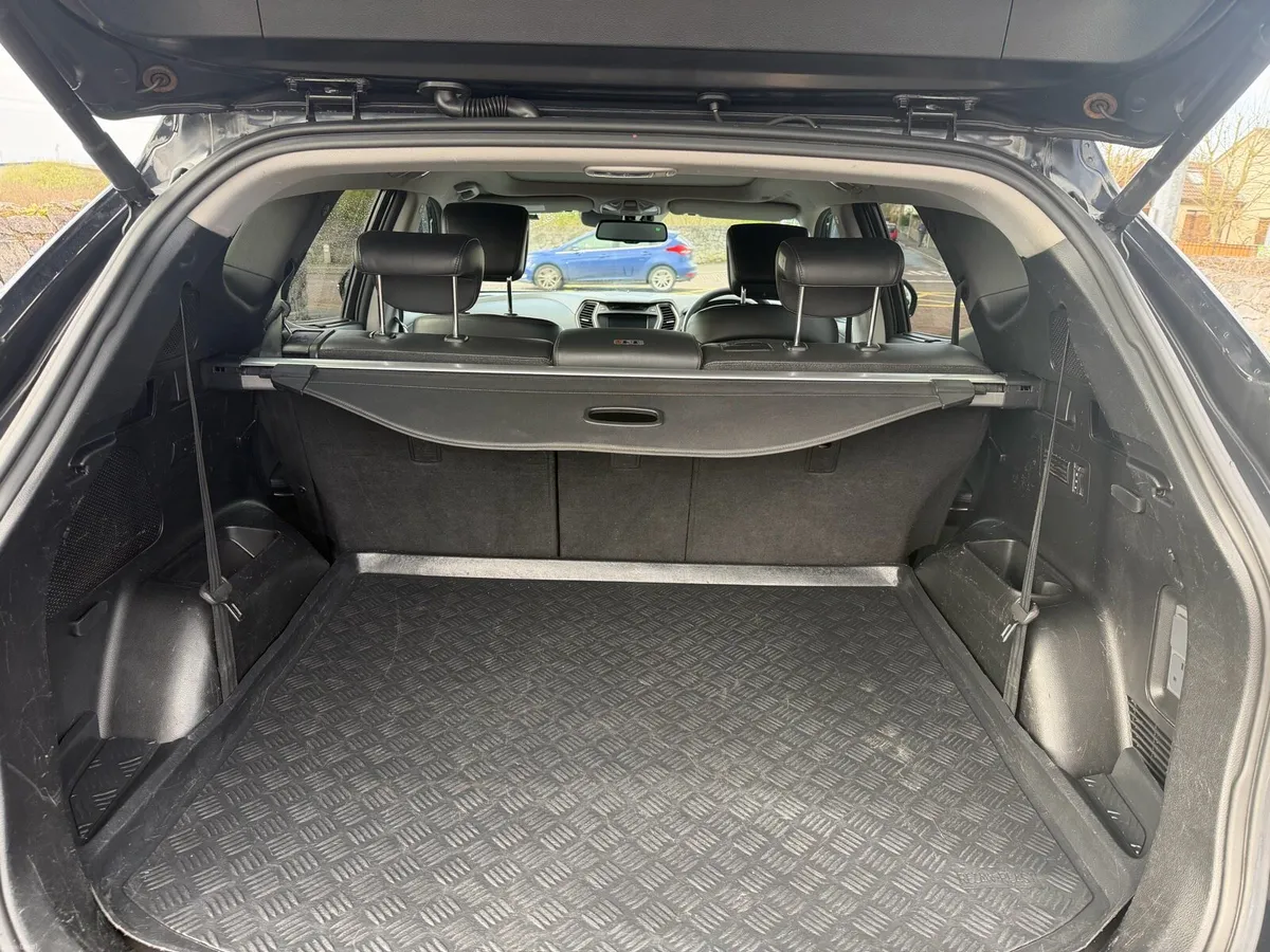 151 Hyundai Santa Fe Automatic 7 seats 4wd - Image 4