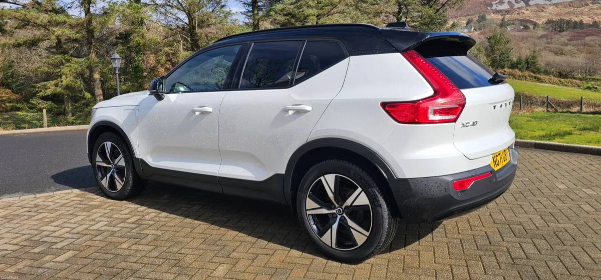 Volvo XC40  Recharge Hybrid R-Line 2022 - Image 2