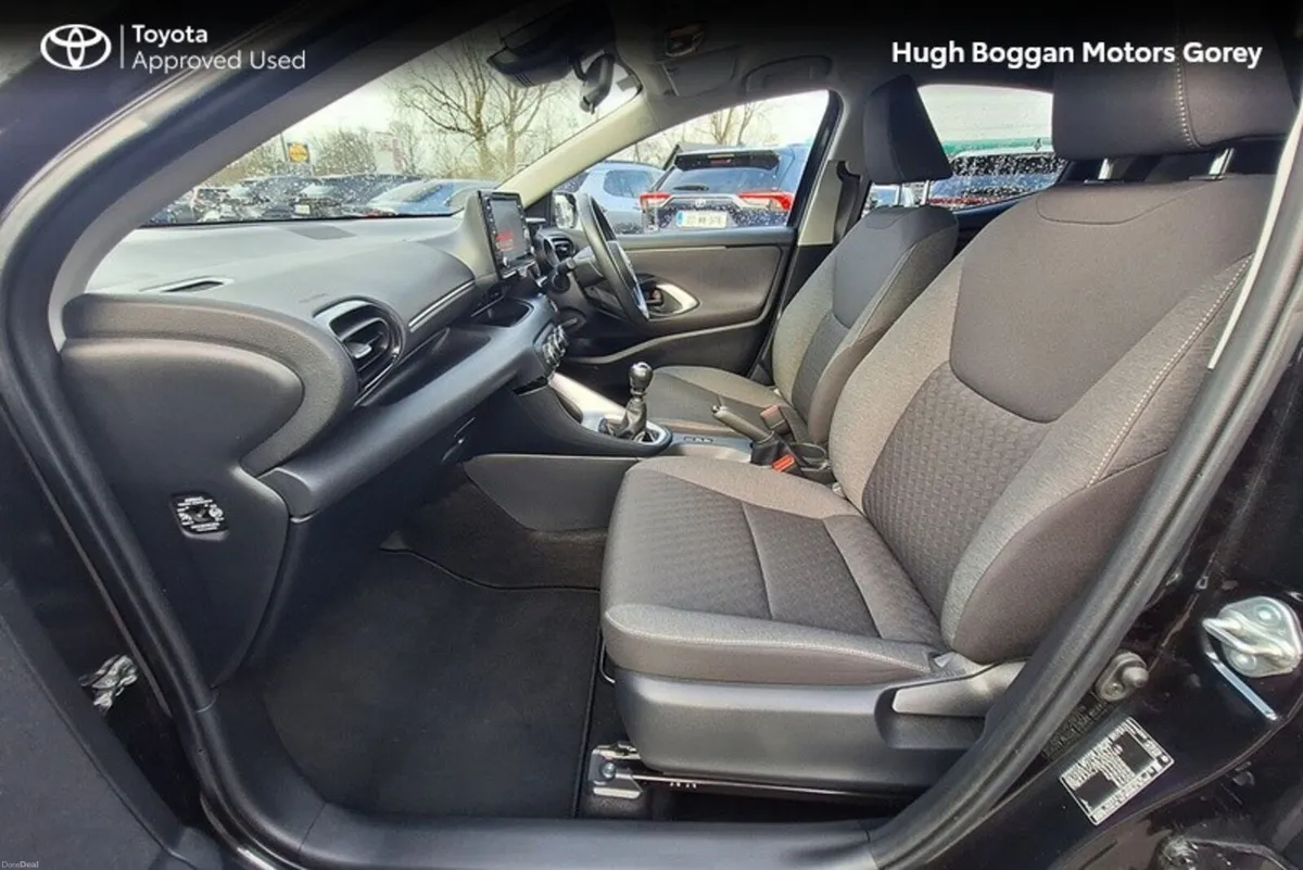 Toyota Yaris 1.5 LUNA SPORT 4DR - Image 6