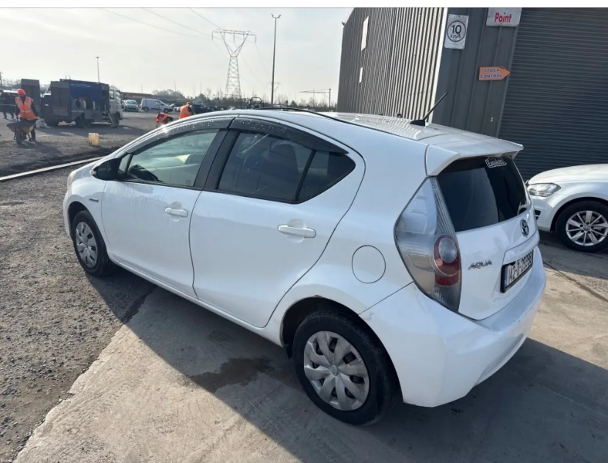 2014 Toyota Aqua - Image 2