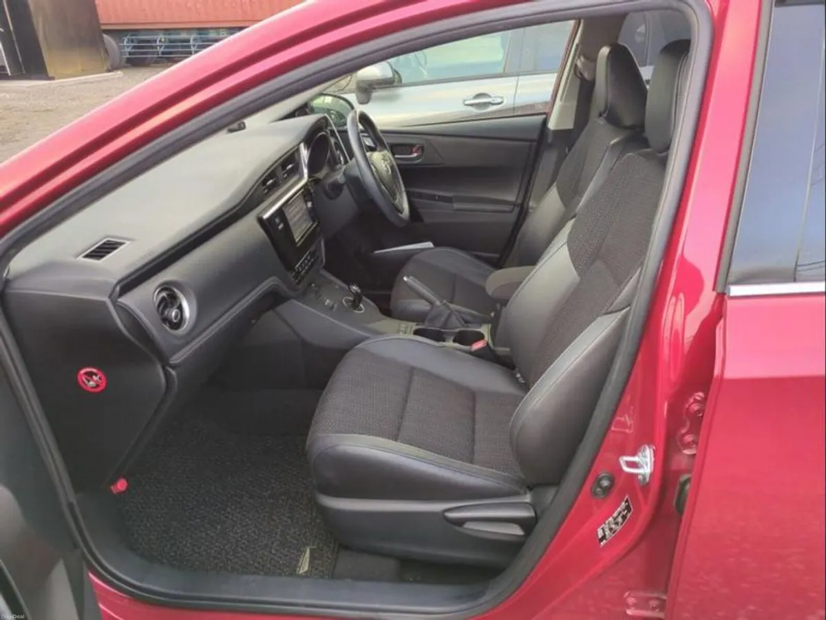 Toyota Auris Hybrid - Image 3