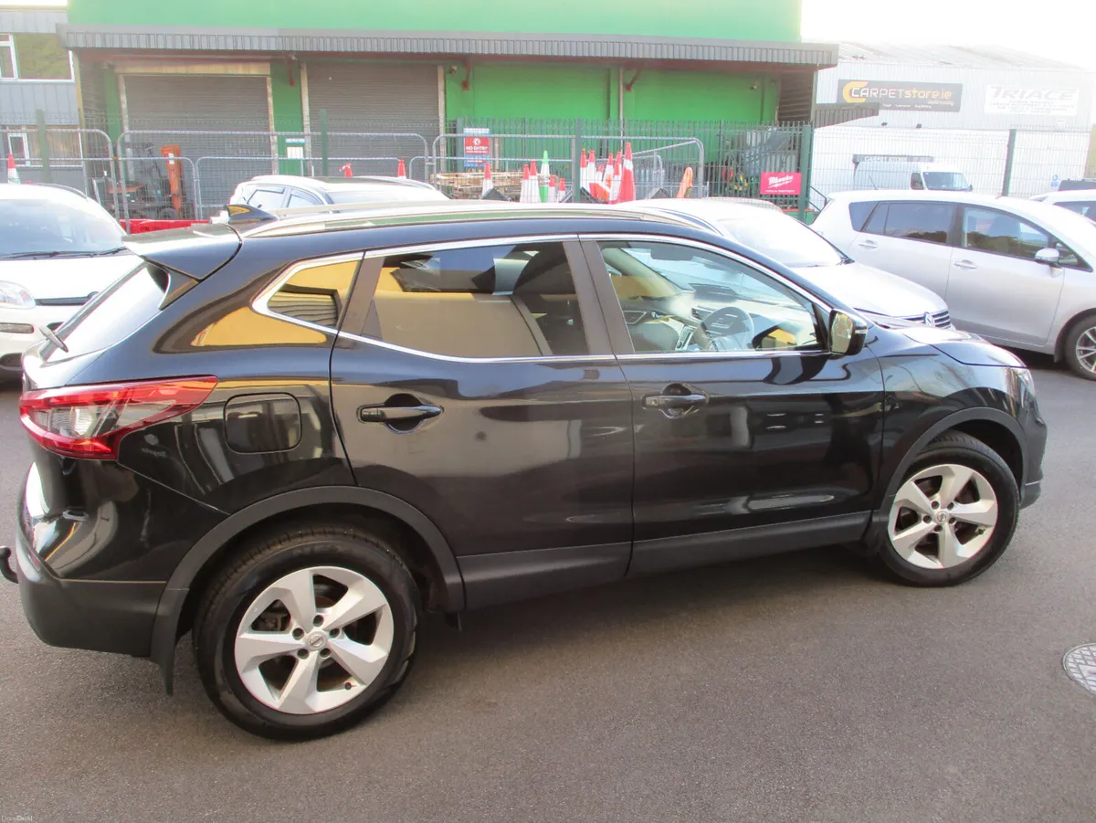 Nissan Qashqai SV 1.3 PETROL AUTO2018 - Image 4