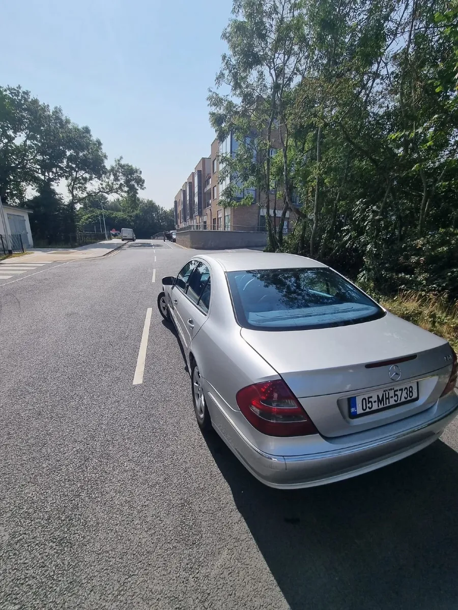 Mercedes-Benz E-Class 2005 - Image 4