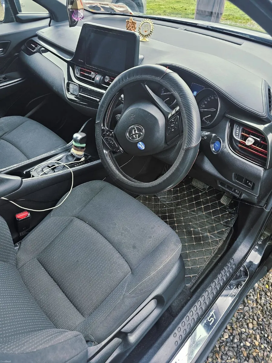 Automatic Toyota C-HR 2017 - Image 4