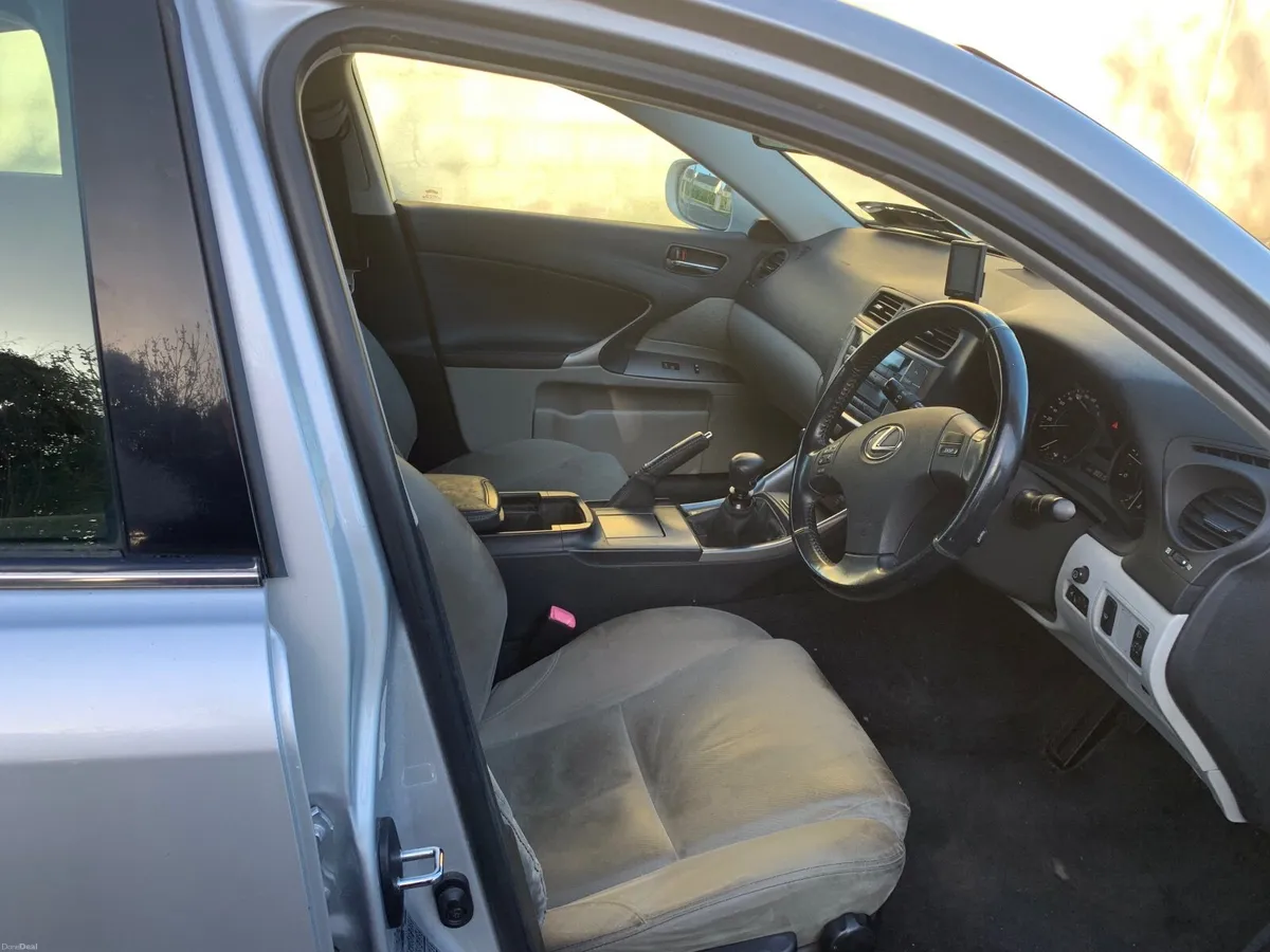 Lexus IS 2010 - Image 2