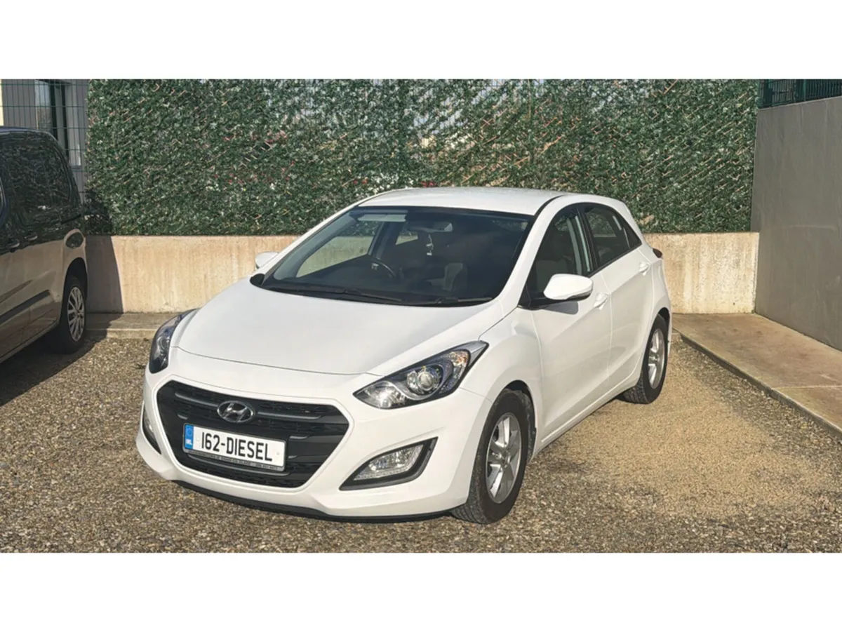 Hyundai i30 SE NAV BLUE DRIVE CRD CRDI - Image 2