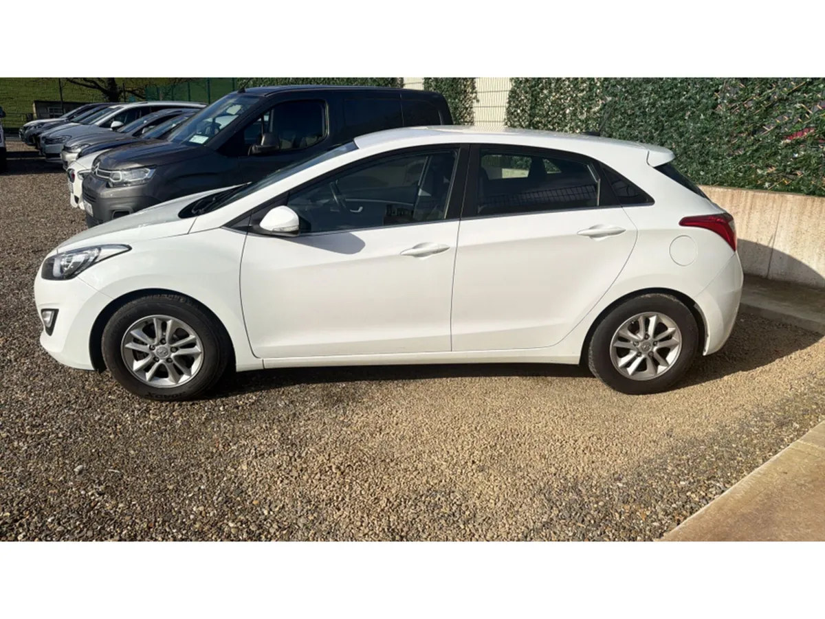 Hyundai i30 SE NAV BLUE DRIVE CRD CRDI - Image 4