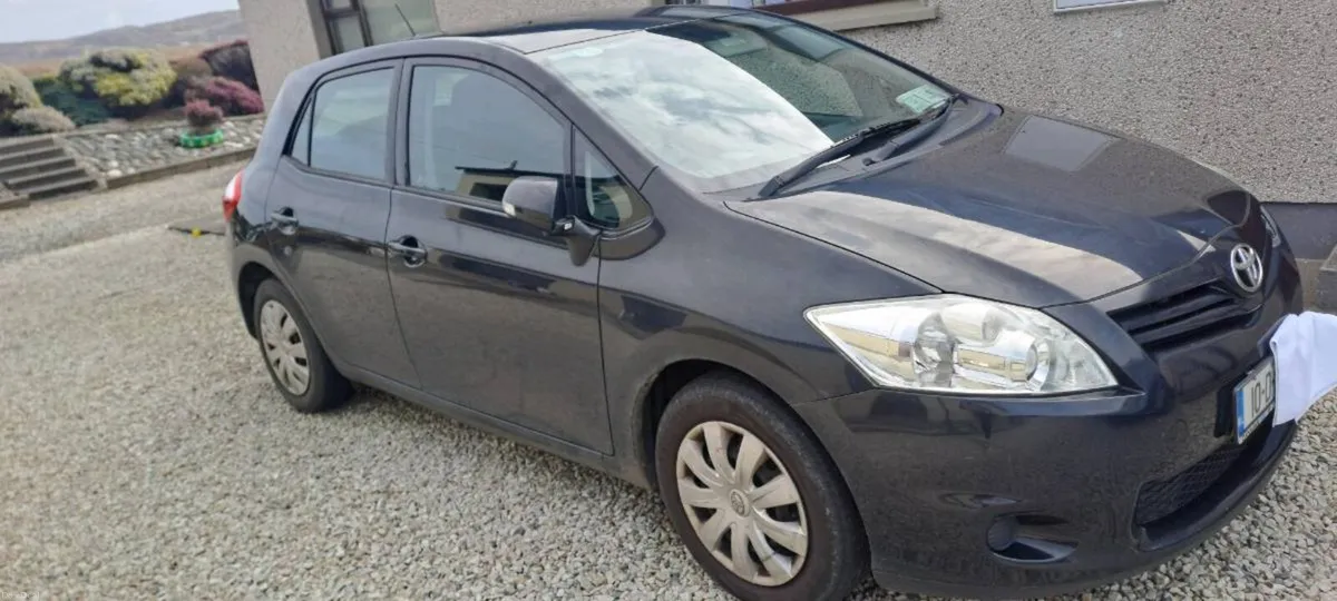 2010 Black Toyota Auris - Image 2