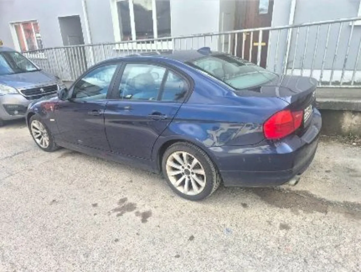 BMW 3-Series 2011 - Image 2