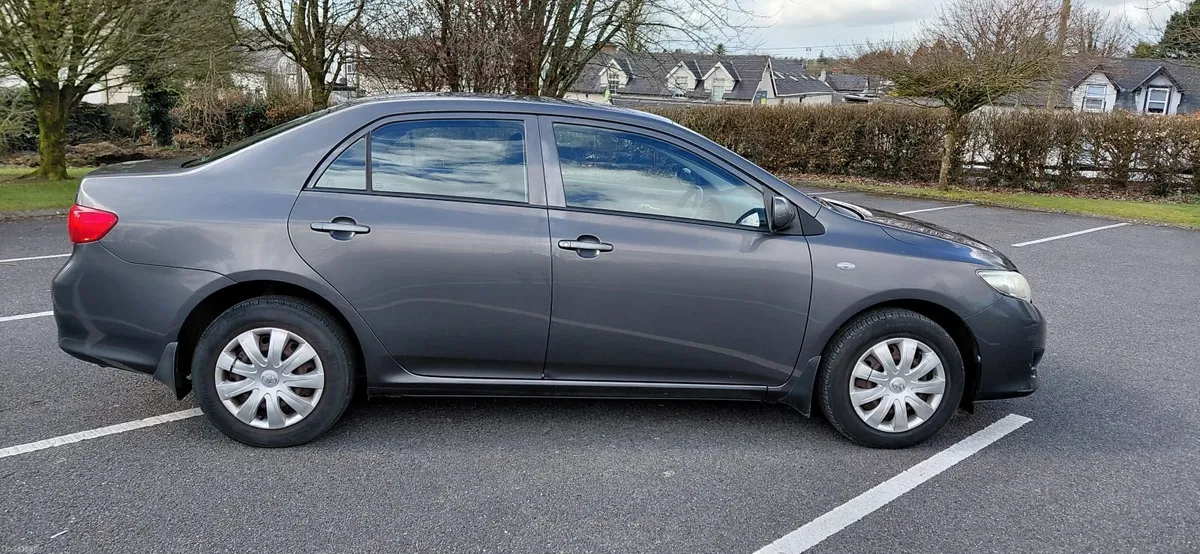 Toyota Corolla 2010 - Image 2