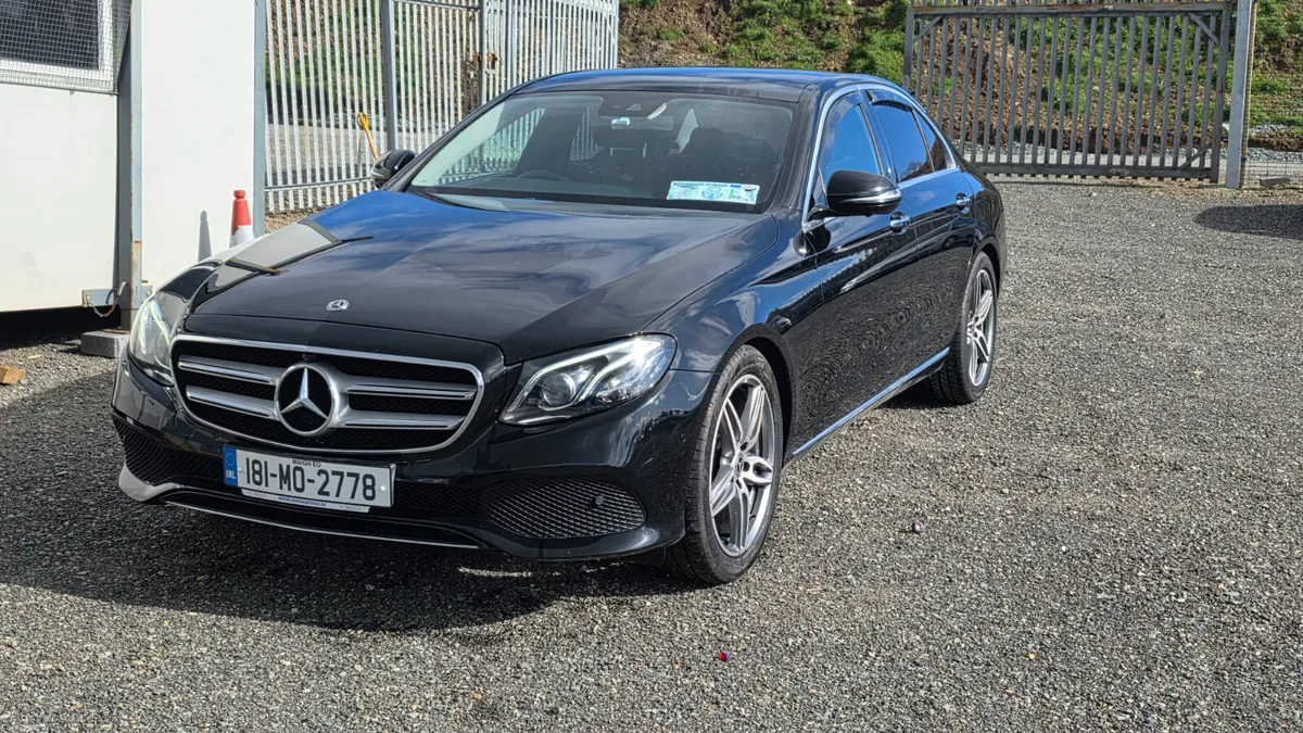 Mercedes E220D AMG Line premium Edition | PANROOF - Image 1