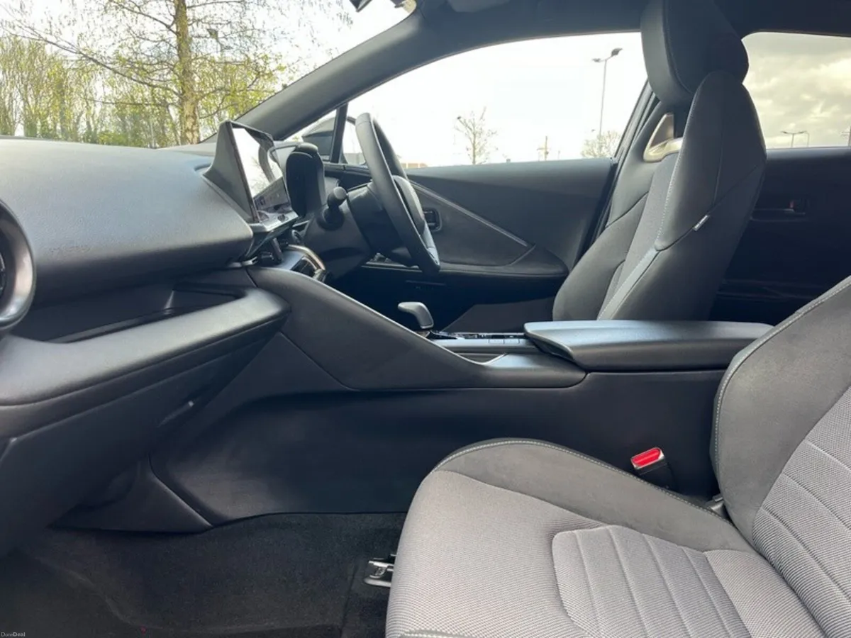 Toyota C-HR C-HR PHEV SOL - Image 6
