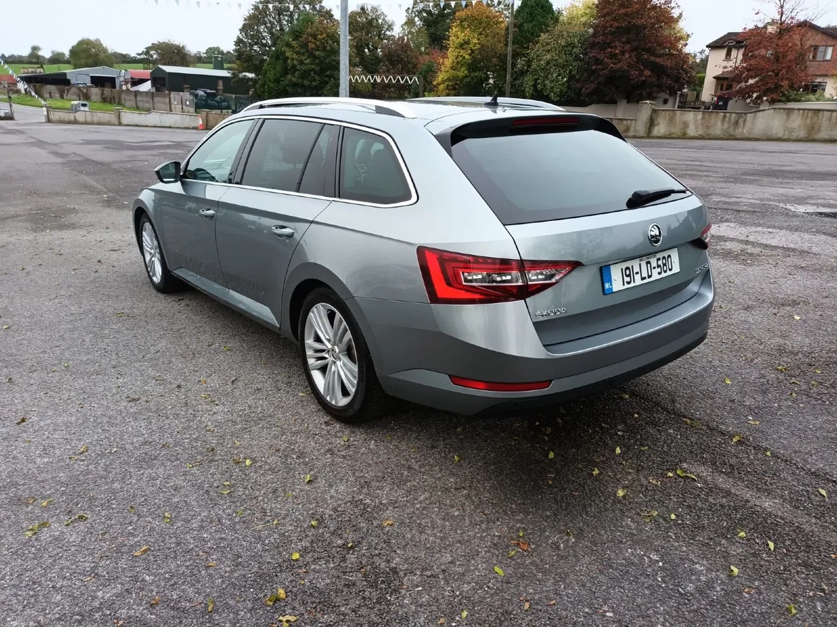 SKODA SUPERB ESTATE 2019 AUTO - Image 4