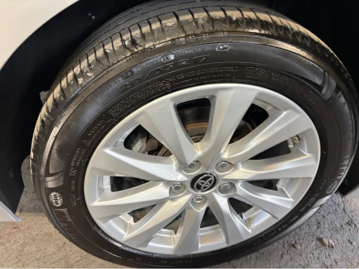 Toyota Camry 2.5  HEV 4DR Auto Self charging hybri - Image 4