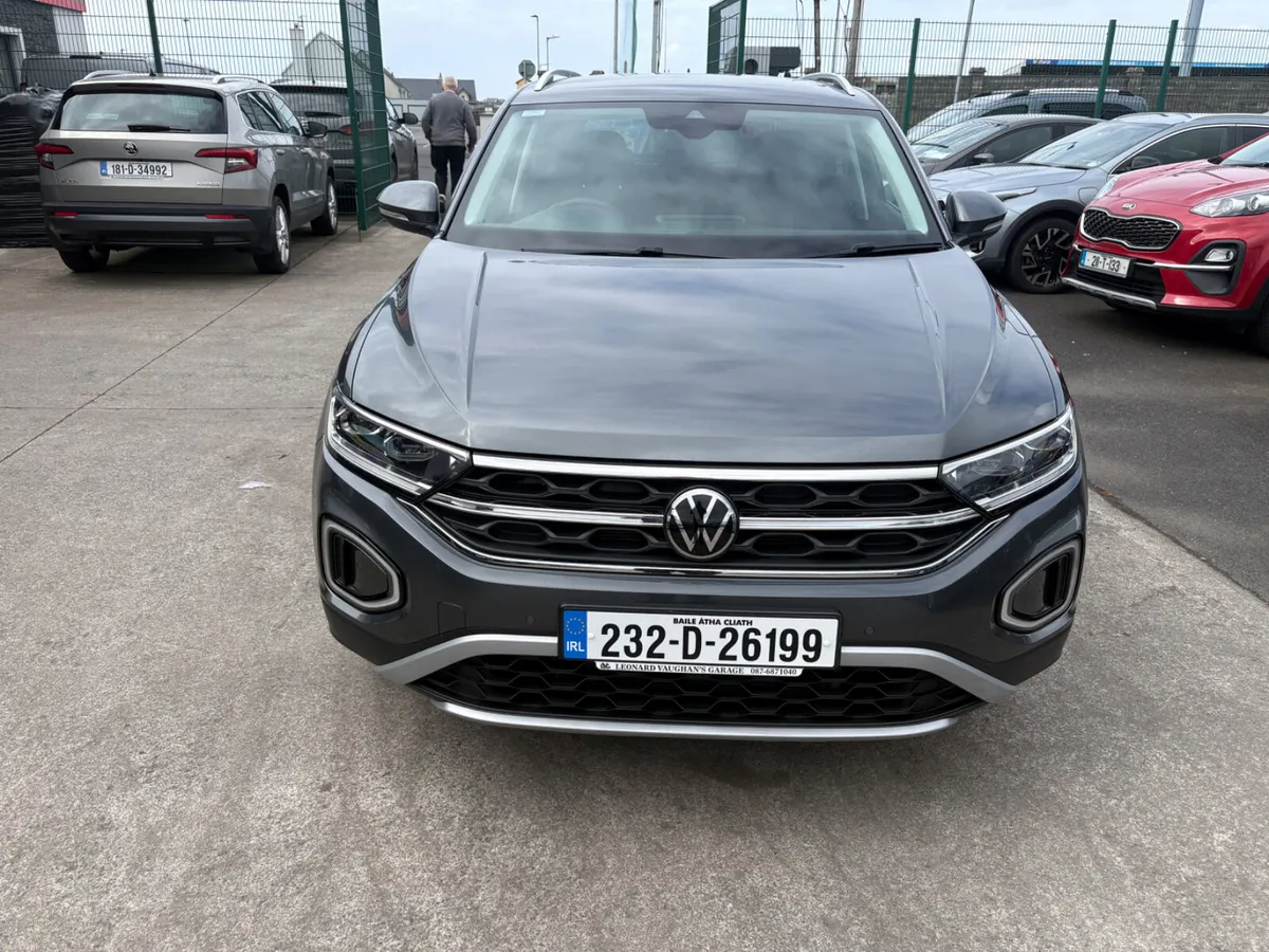 Volkswagen T-Roc 2023 - Image 1
