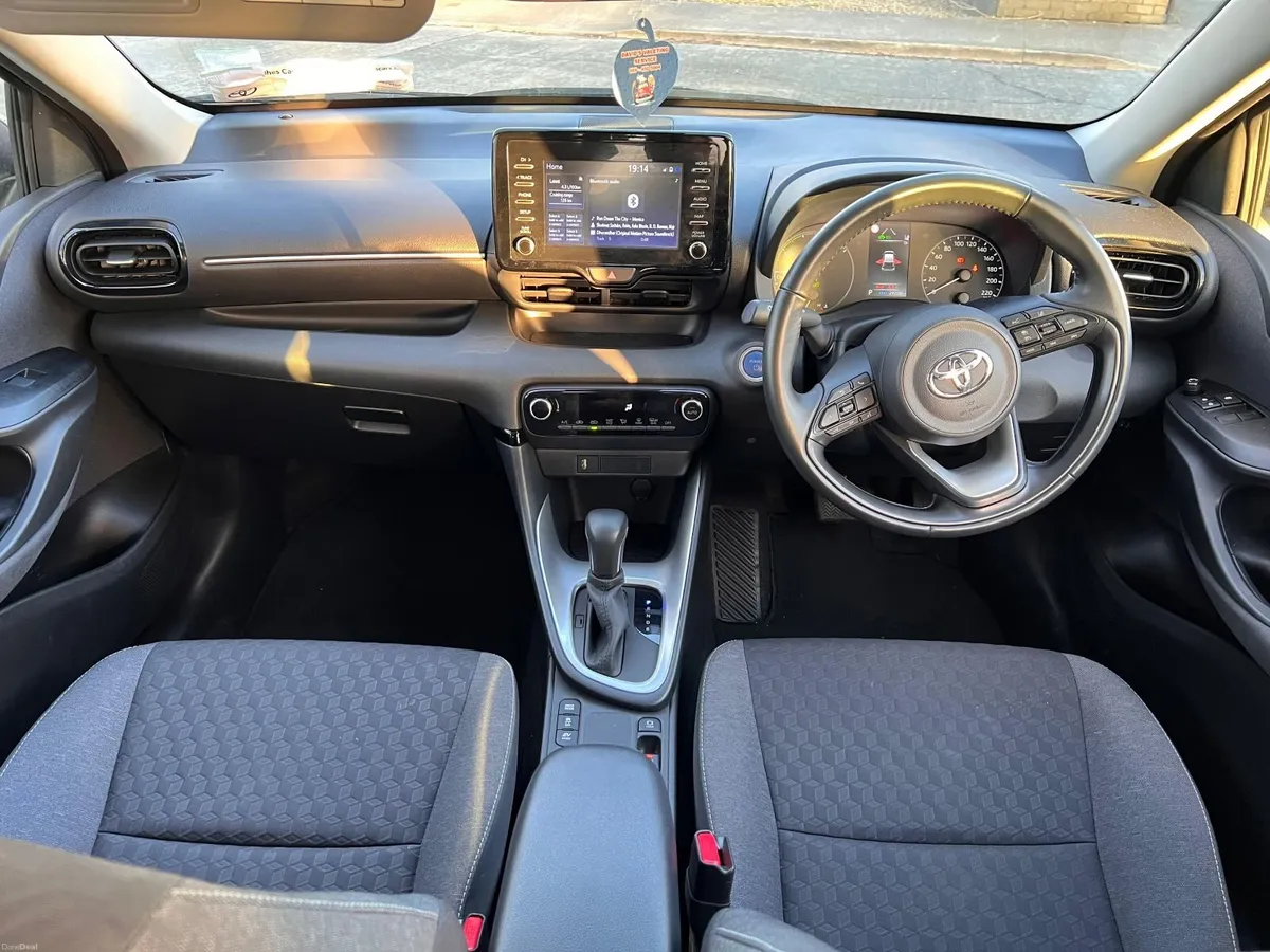 Toyota Yaris 2023 Hybrid Luna - Image 3