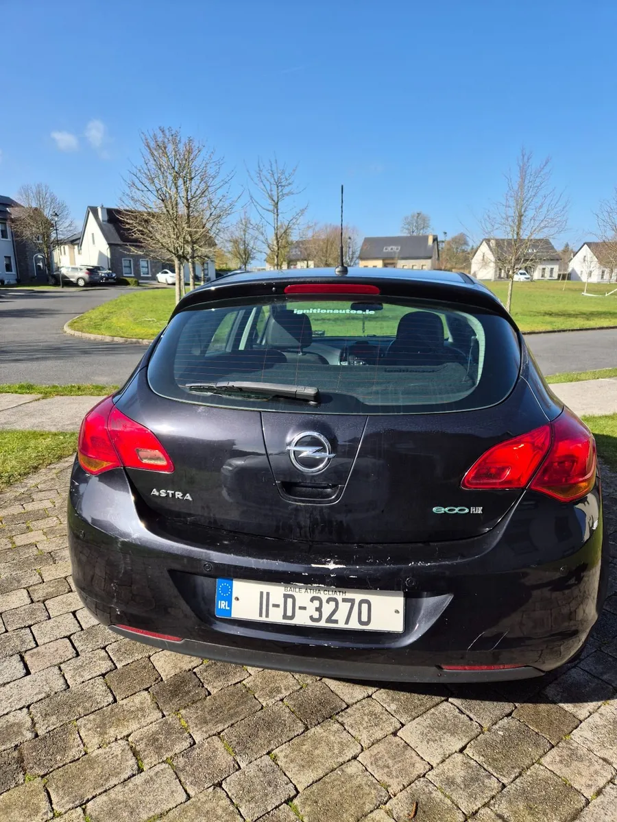 Opel Astra 2011 - Image 2