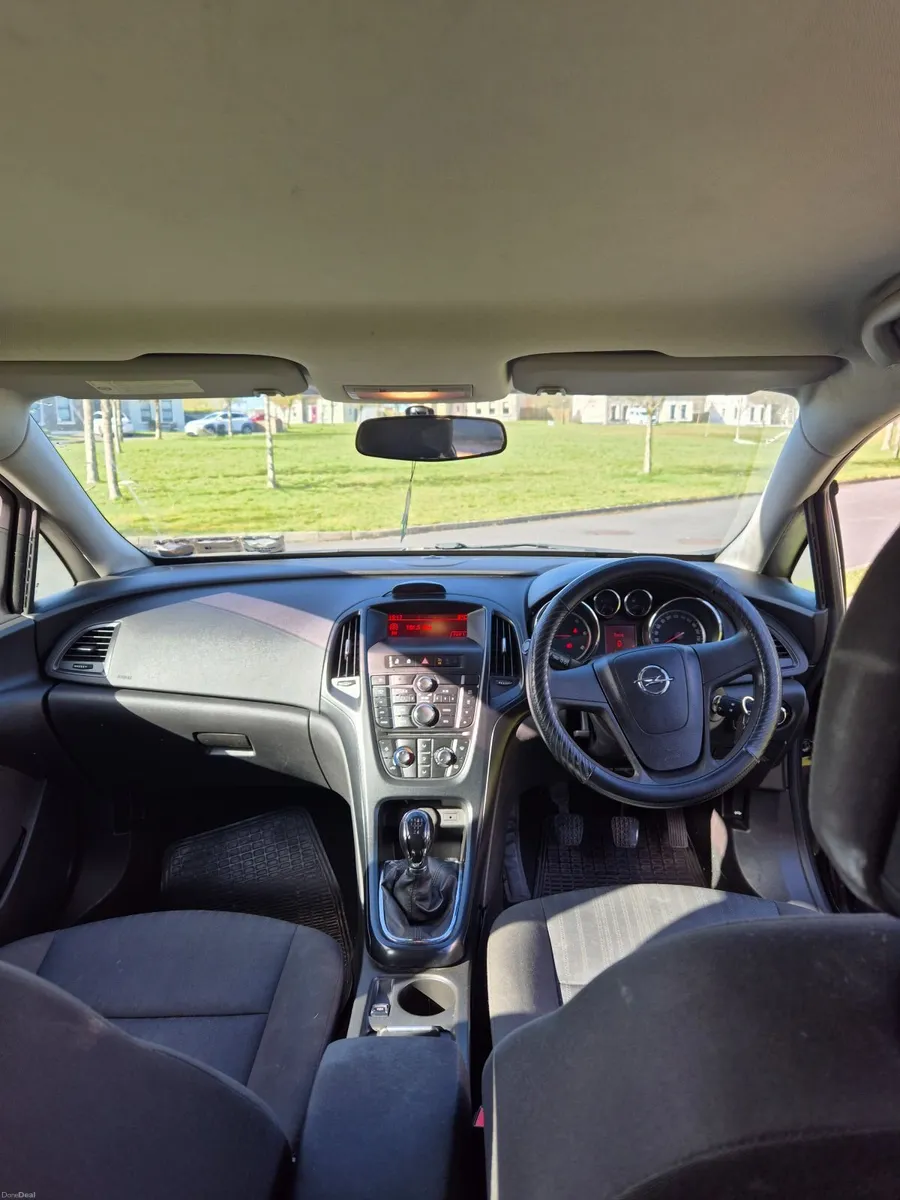 Opel Astra 2011 - Image 4
