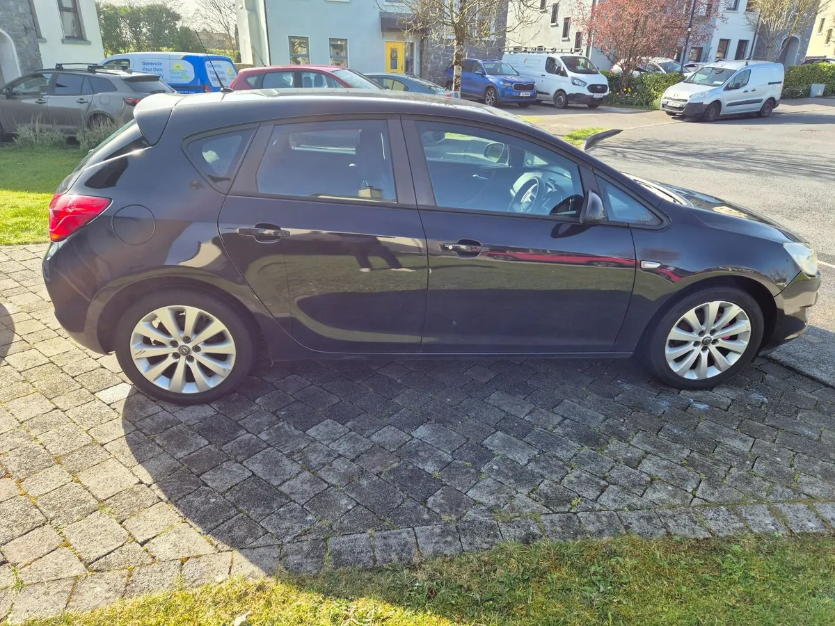 Opel Astra 2011 - Image 1