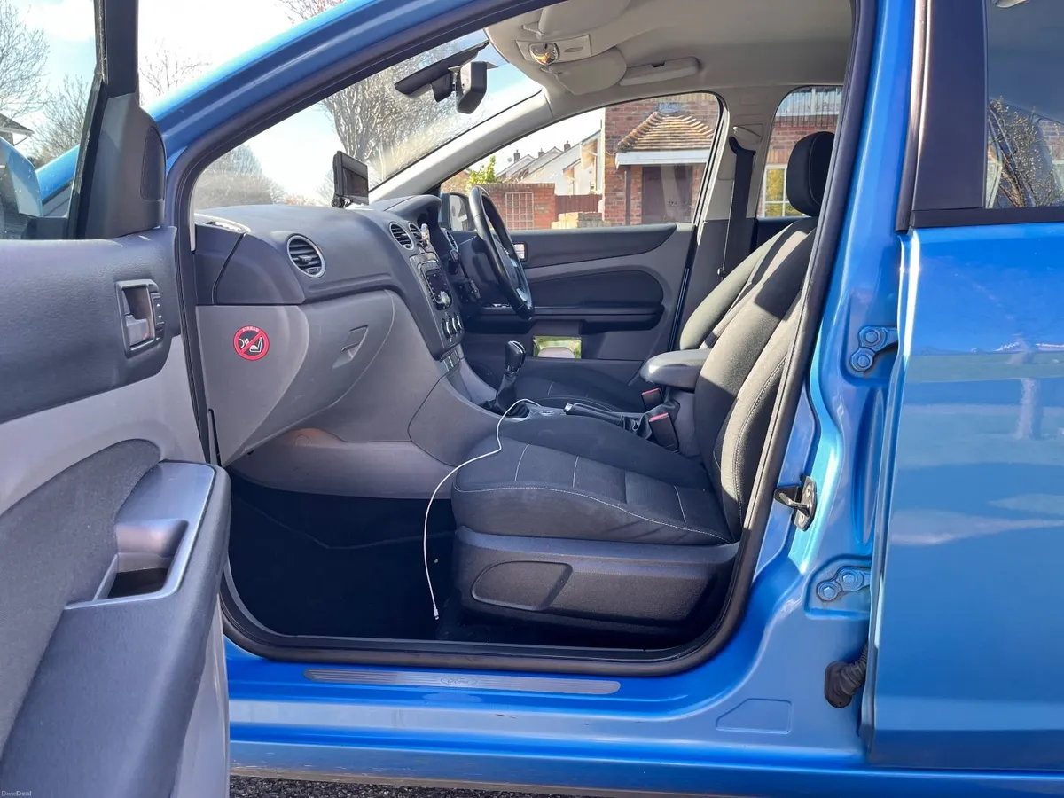 Ford Focus 2010 - Image 2