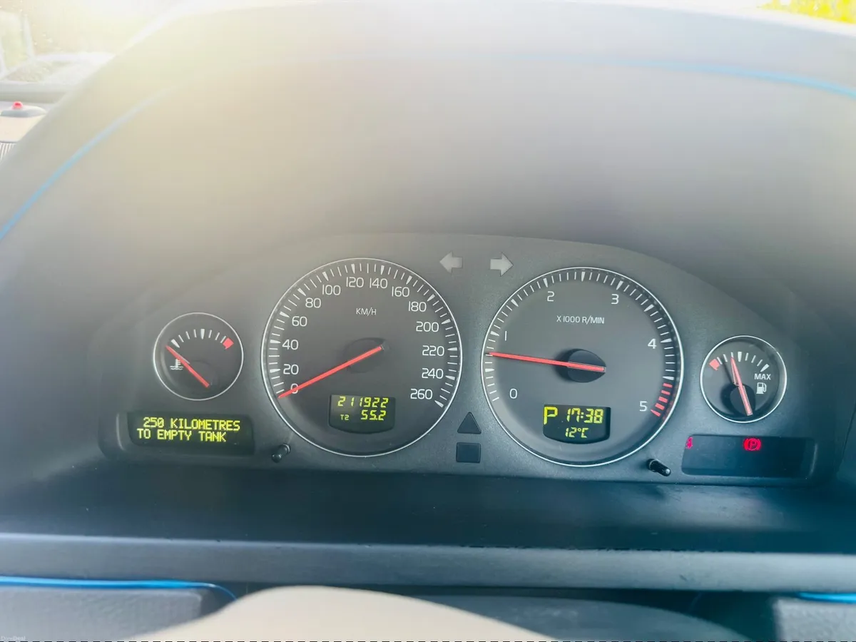 Volvo XC90 limited edition very low mileage - Image 2