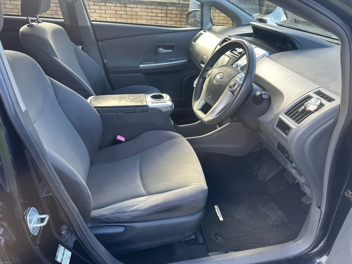 Toyota Prius Alpha 2013 - Image 4