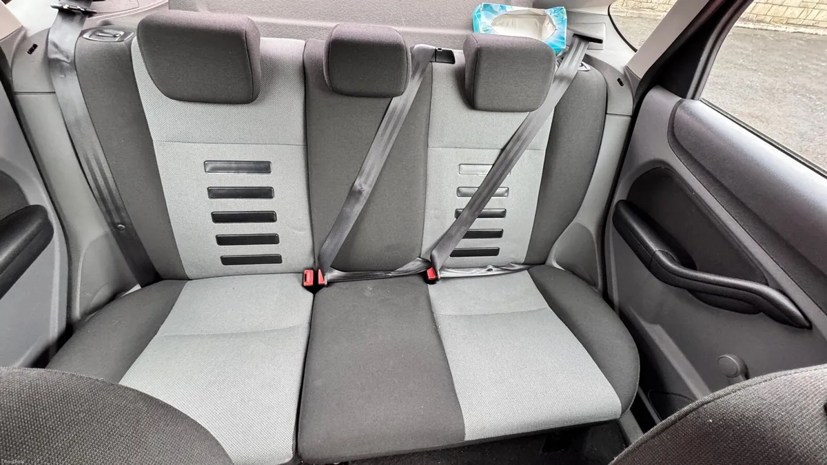 Ford Focus Style Red 1.6 TDCI 2010 - Image 3