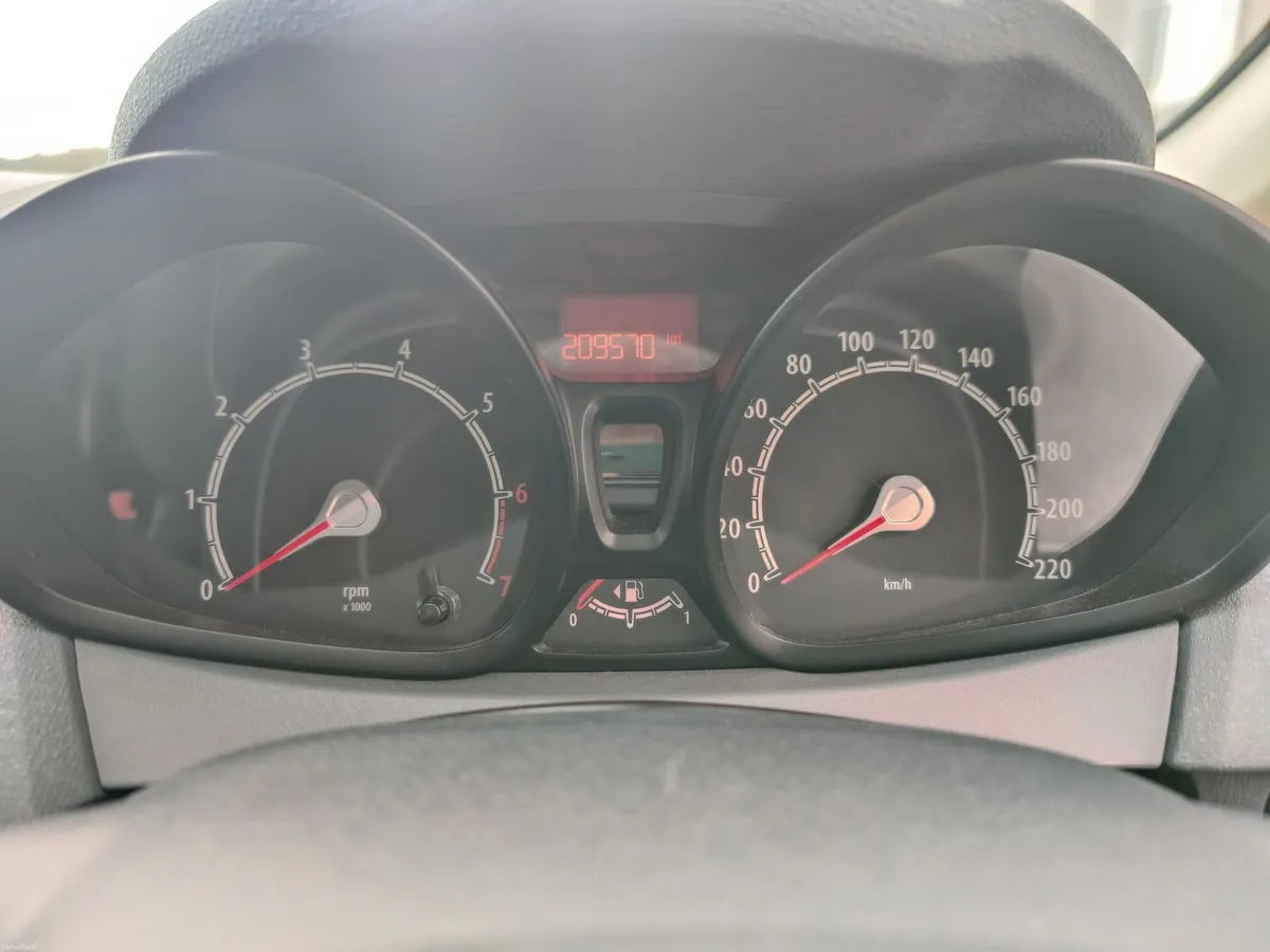 Ford Fiesta 2010 - Image 2