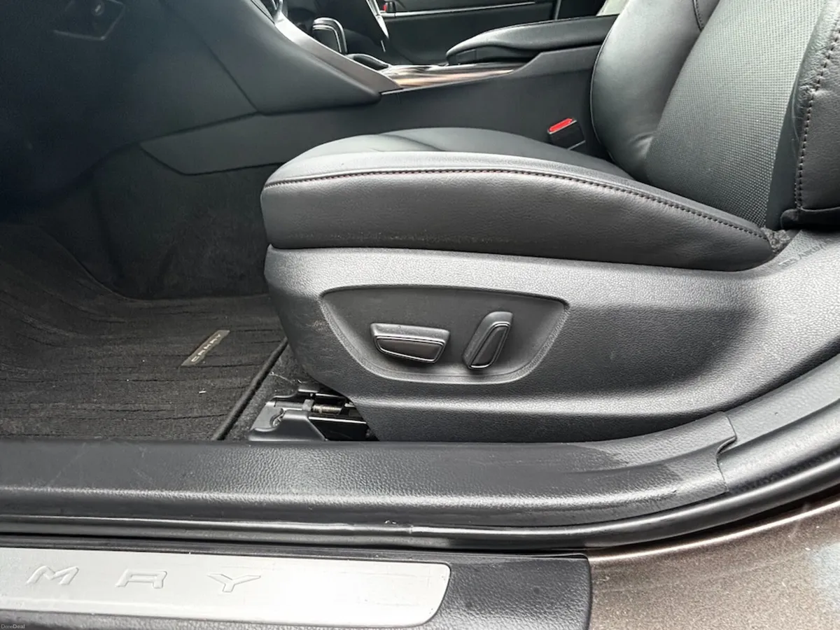 🚗 2017 Toyota Camry Hybrid  Low KM & Luxury - Image 4