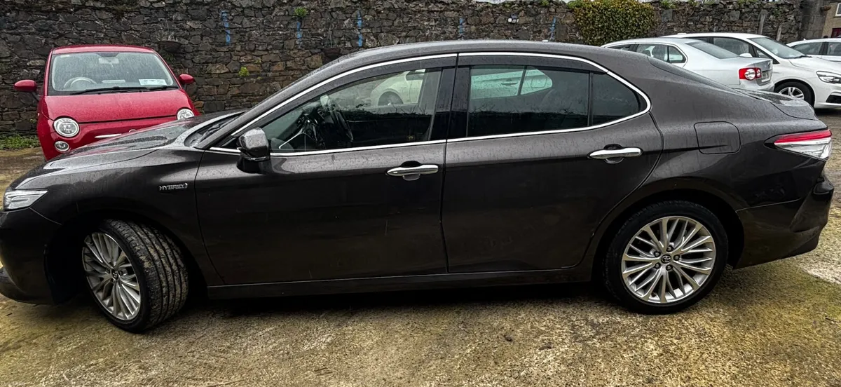 🚗 2017 Toyota Camry Hybrid  Low KM & Luxury - Image 3