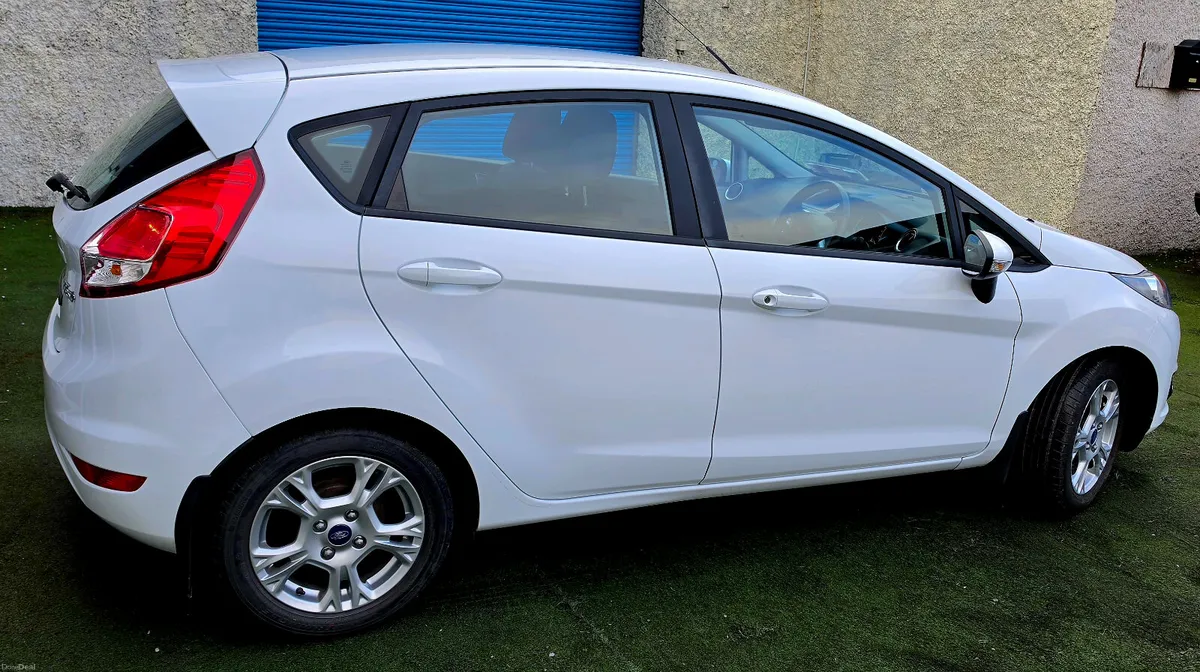 Ford Fiesta ZETEC 1.25i LOW KM - Image 4