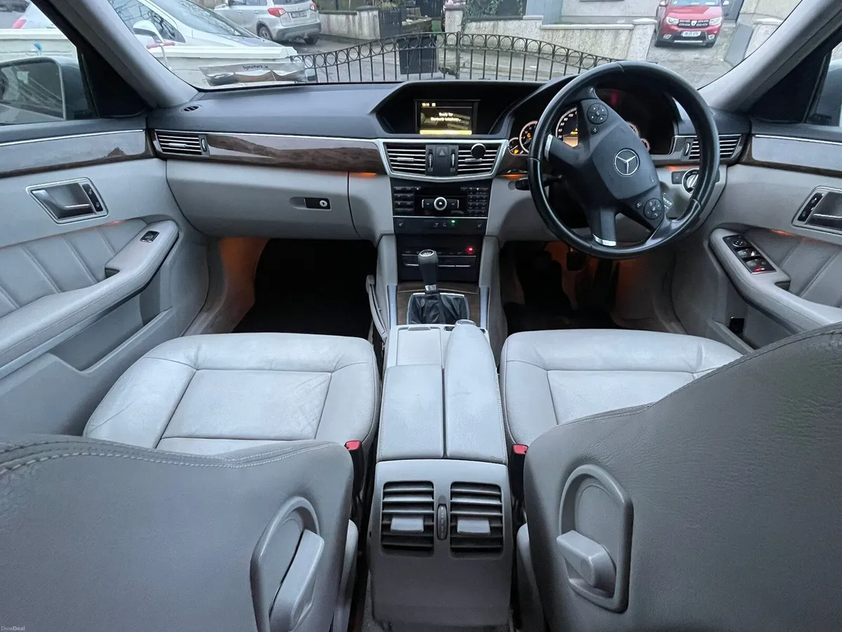 Mercedes-Benz E200 - Image 4