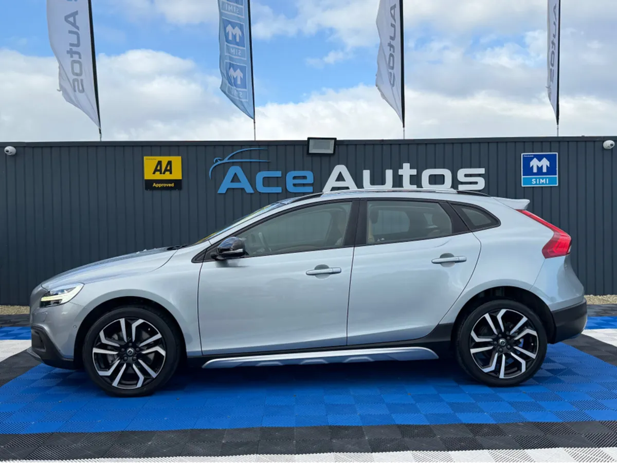 Volvo V40 CROSSCOUNTRY 4WD - 2.0L DIESEL - AUTO - - Image 4