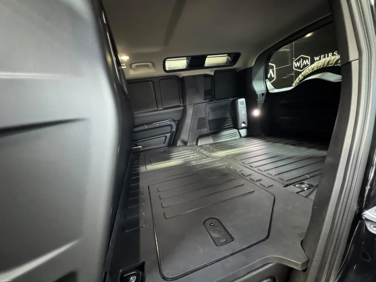 Land Rover Defender 110 3.0 D300 Hard Top S - Image 3