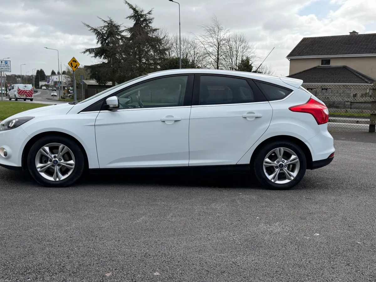 ABSOLUTELY IMMACULATE 2012 FORD FOCUS - Image 4