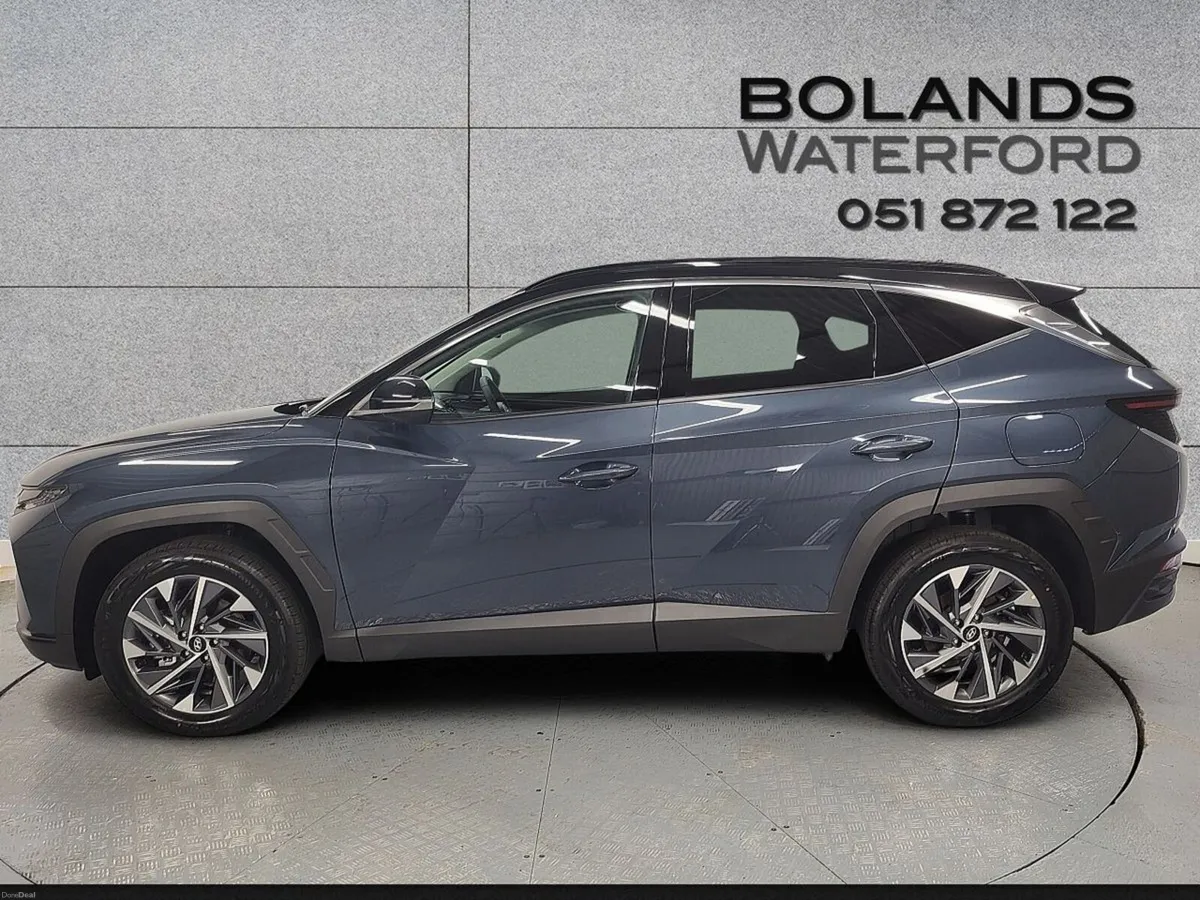 Hyundai Tucson 2WD Executive Plus w 2 Tone Roof Fr - Image 4