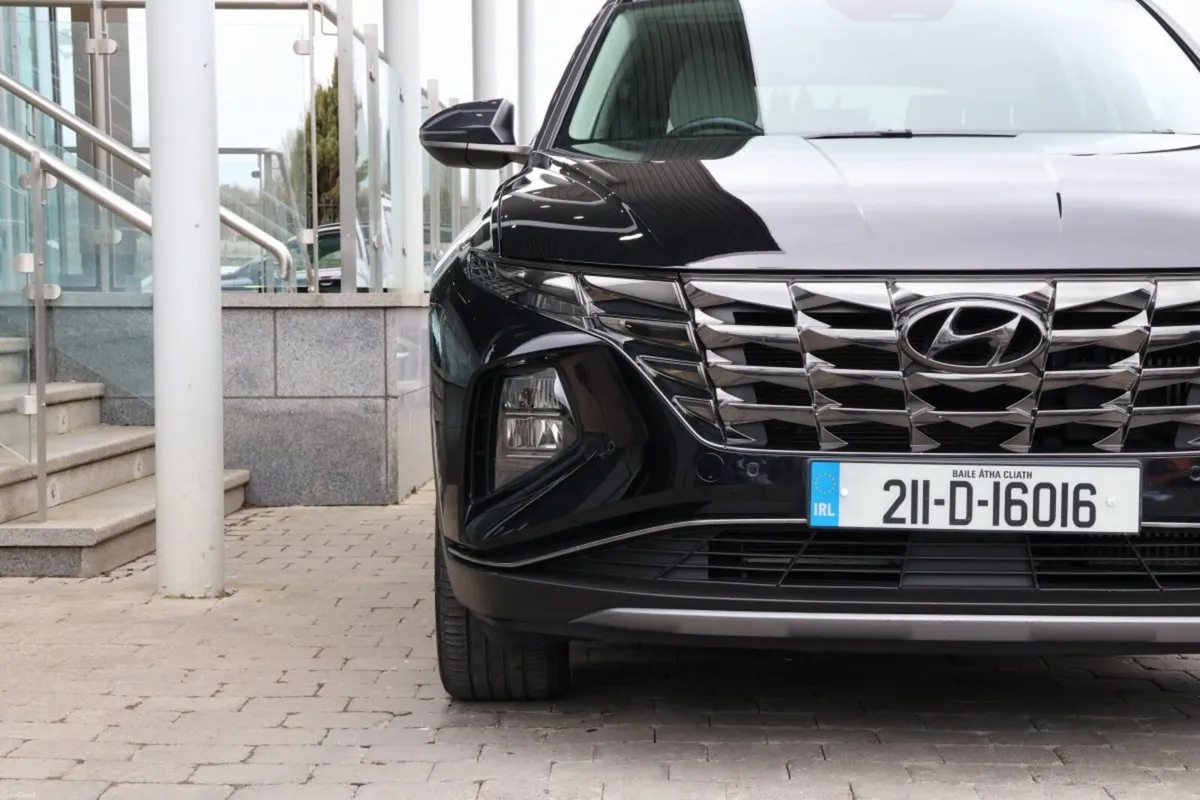 Hyundai Tucson 2WD Executive Plus HEV Auto 2 Tone - Image 3