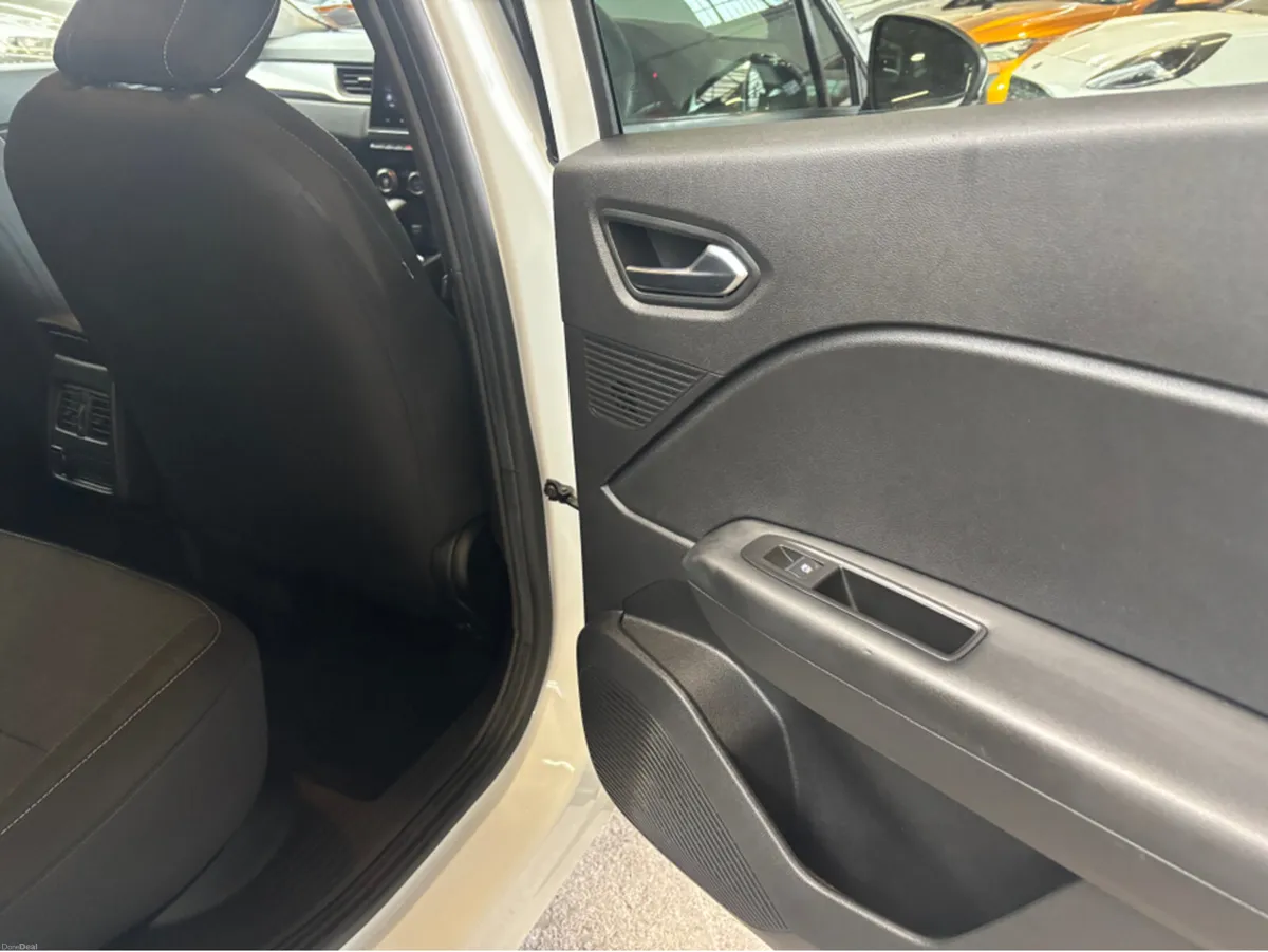 Renault Captur EVOLUTION TCE 140 AUTO MY23 5DR - Image 2