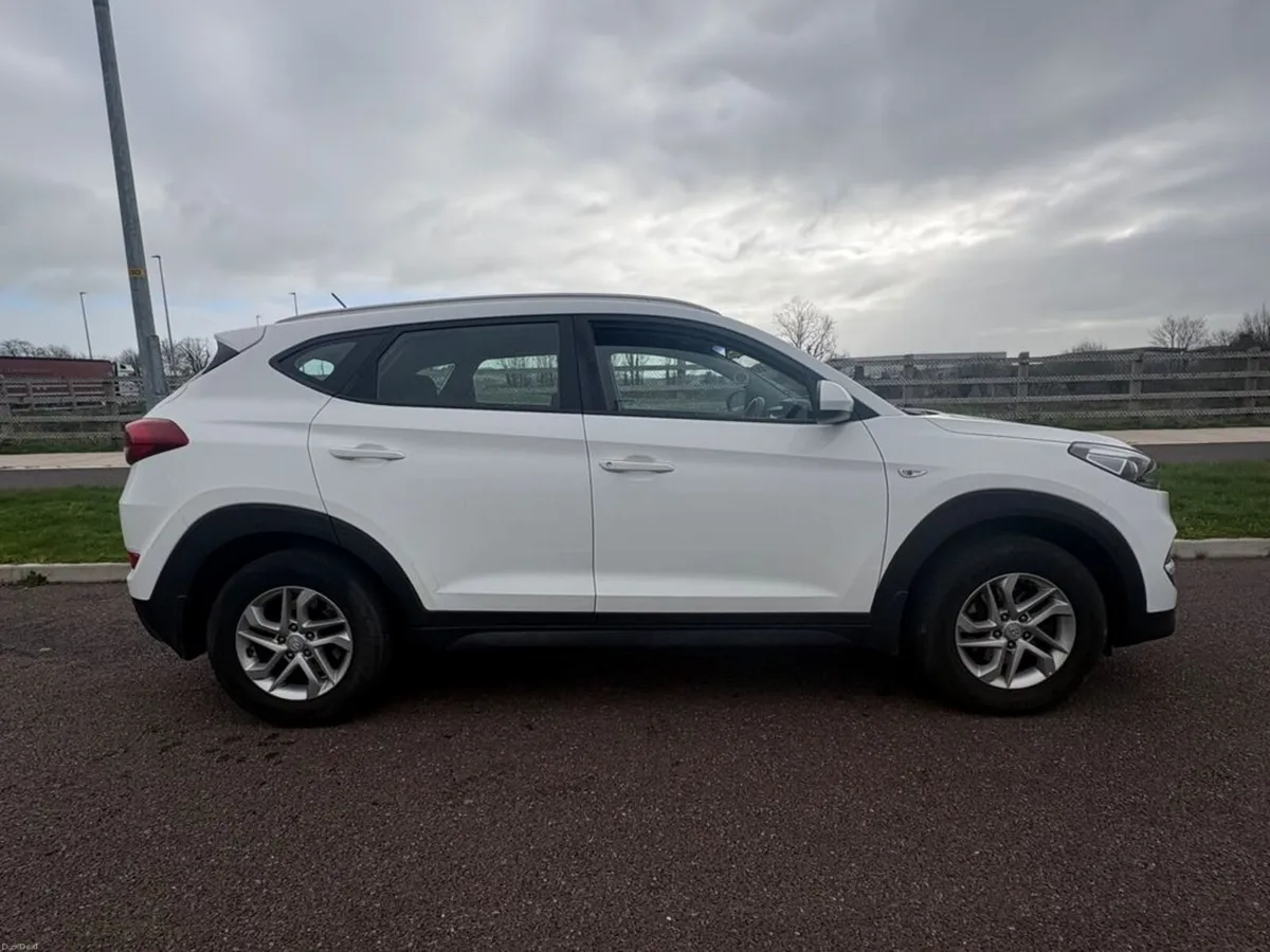 Hyundai Tucson 1.7D Sport 5DR, Multi-Function Stee - Image 3