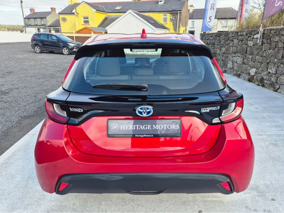 Toyota Yaris HYBRID LUNA AUTO 4DR - Image 4